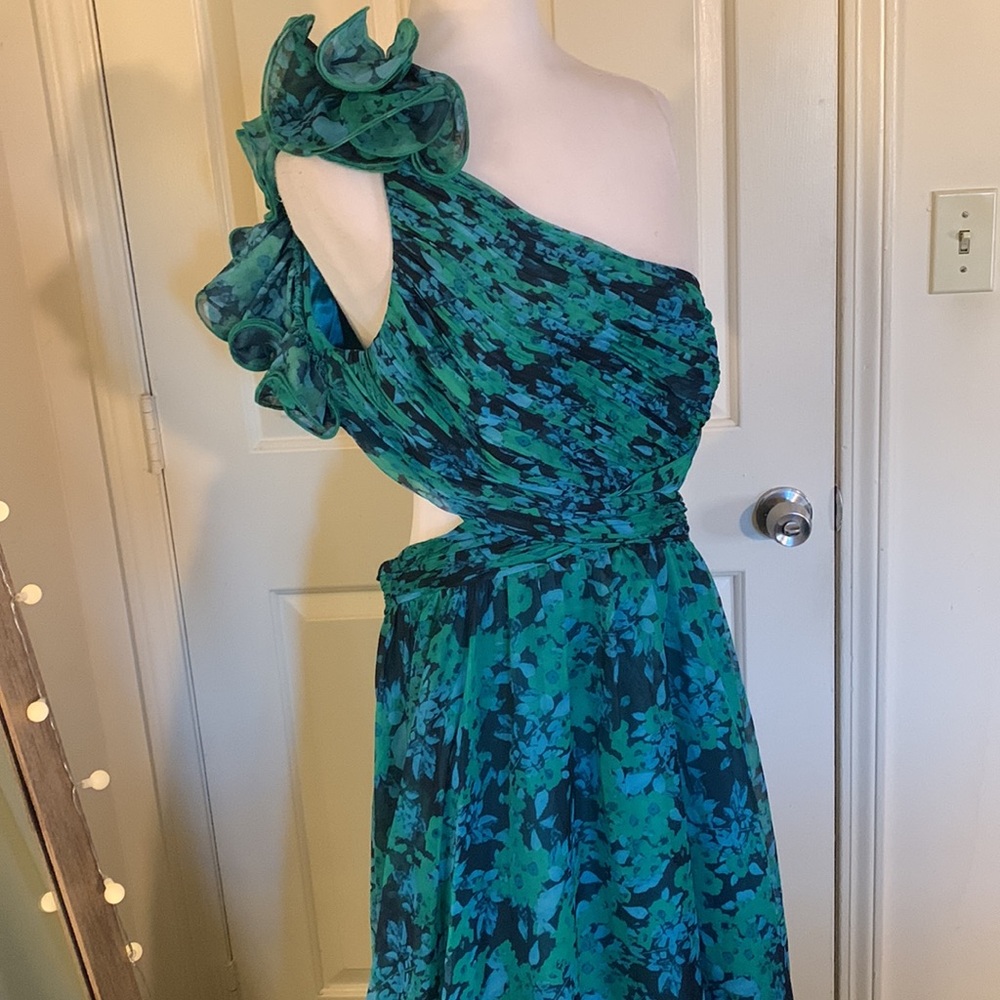 MAC DUGGAL
Green One Shoulder Ruffle Tiered Cut-Out Chiffon Gown - Picture 7 of 16